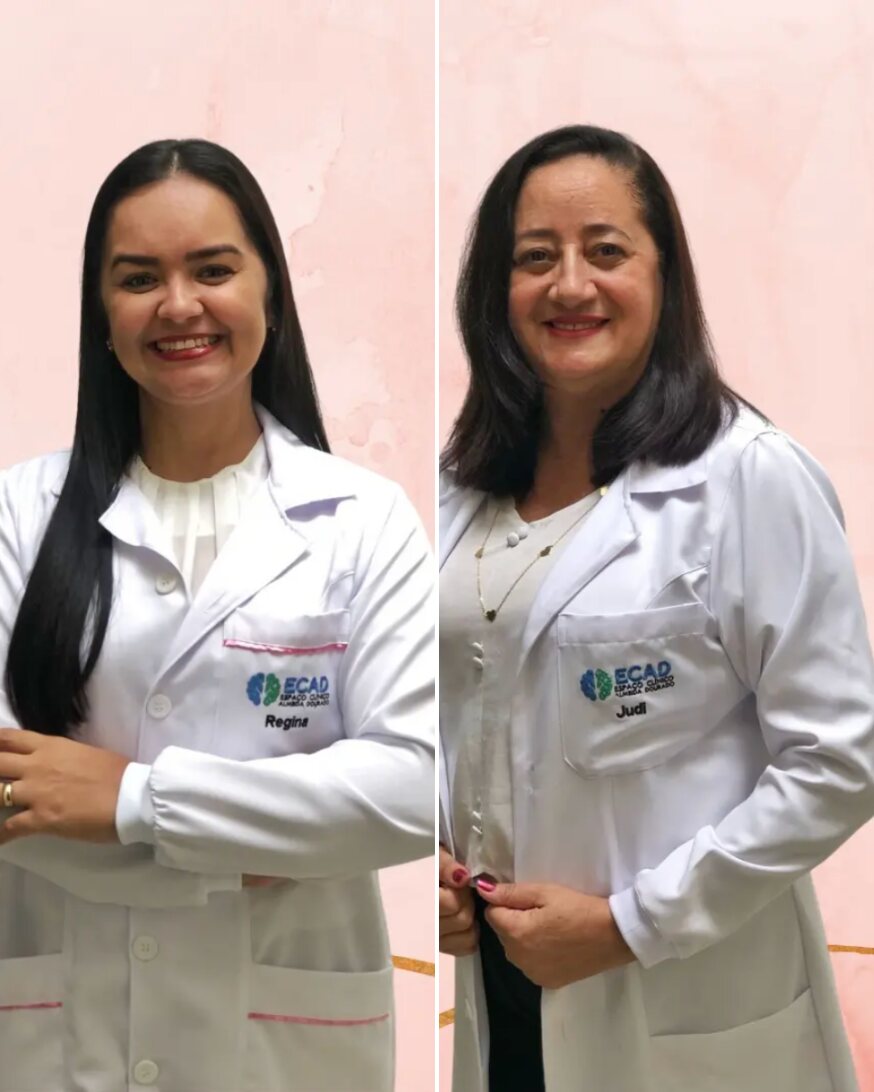 Judi Almeida e Regina Dourado, pedagogas e neuropsicopedagogas do ECAD, de jaleco com o logo do espaço